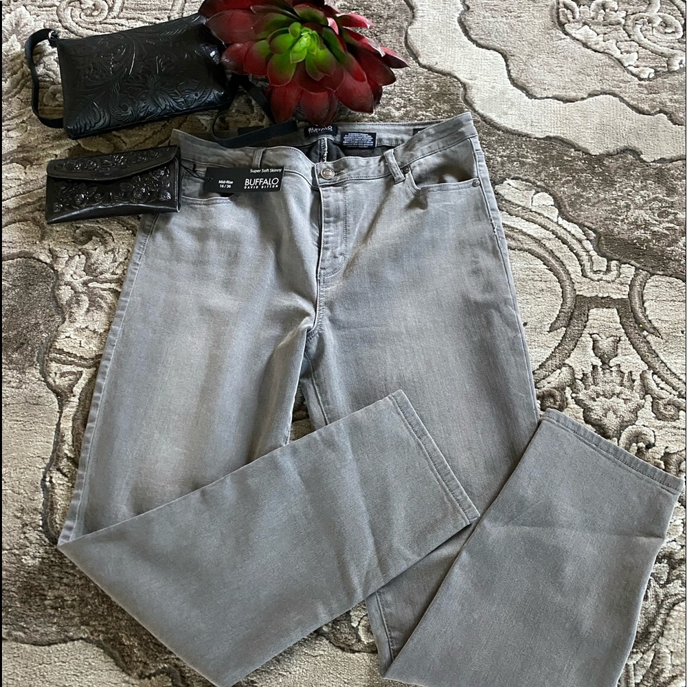 Buffalo Mid-Rise Super Soft Capri Jeans